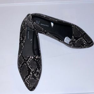 TIME AND TRU SNAKE SKIN LOAFERS SIZE 10 MEMORY FOAM BLACK AND WHITE
